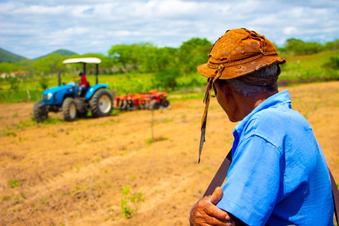 Mais de 170 agricultores familiares de Jaguarari já foram beneficiados pelo Programa Municipal de Aragem de Terras