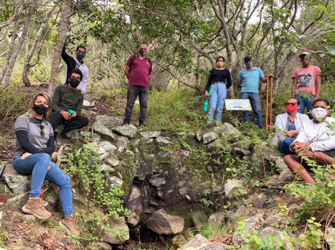 Representantes da SEMMA, UNIVASF e Associação de Mulheres e  Artesãs de Serra dos Morgados visitam a nascente Caiçara em Jaguarari