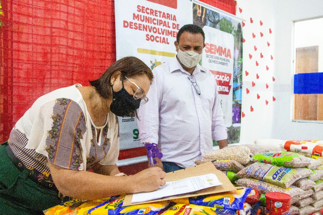 Desenvolvimento Social recebe alimentos arrecadados em campanha da SEMMA e os doará à população em vulnerabilidade social de Jaguarari