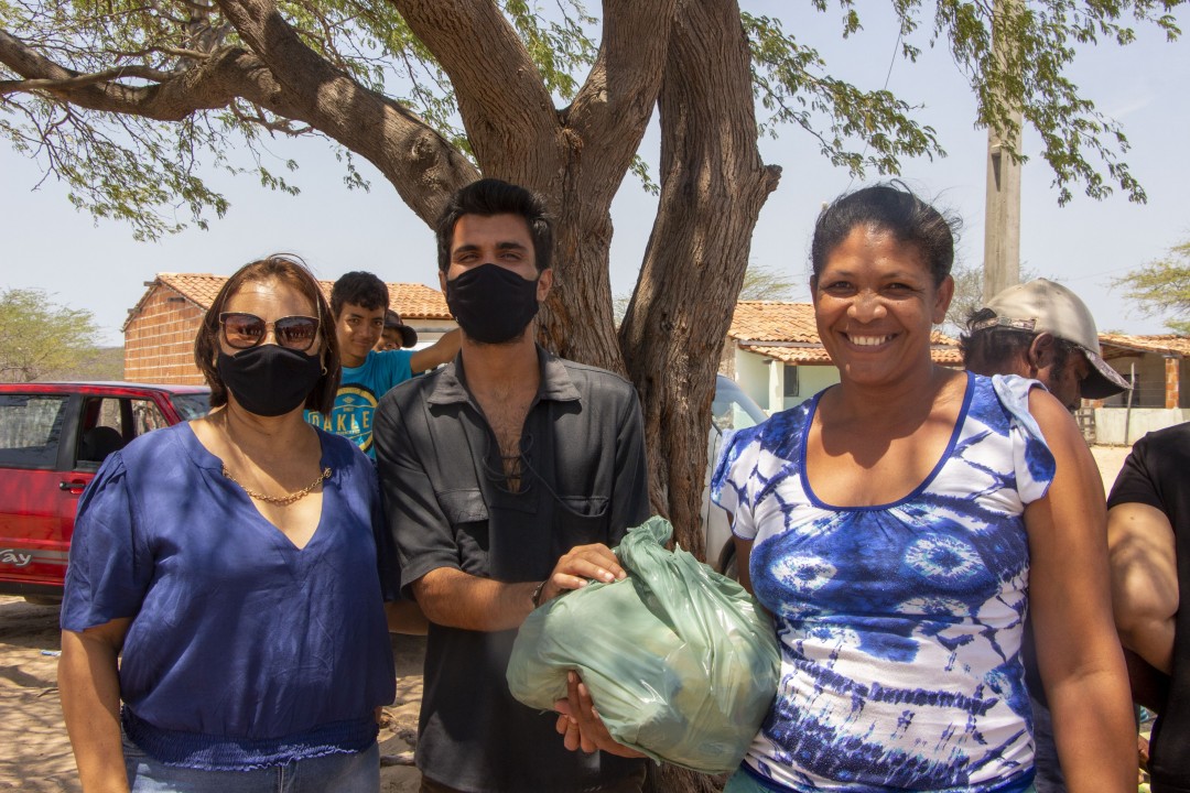 SEDES e SEMMA realizaram a entrega das cestas da Campanha  Doe com Amor, Mude Vidas na comunidade de Lajedo do Flamengo