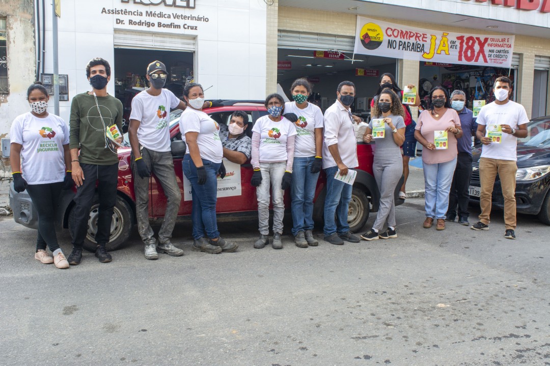 Apoiados pela Secretaria de Meio Ambiente, Cooperativa Recicla Jaguarari inicia coleta seletiva no comércio da sede do Município