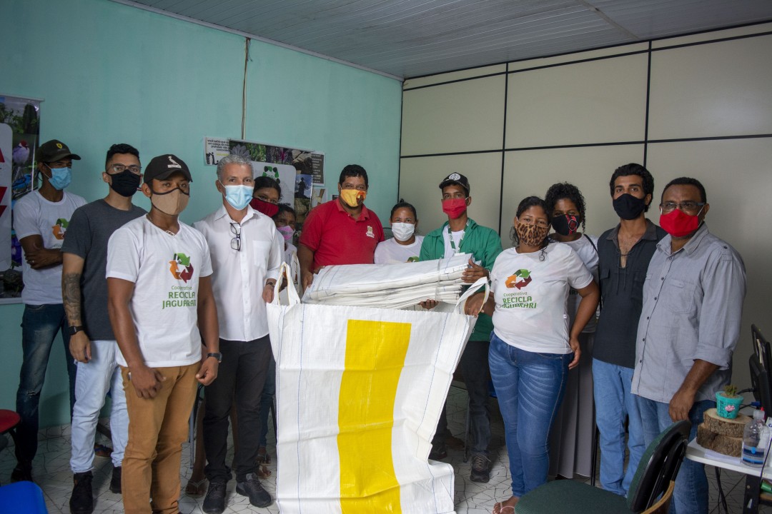 Intermediada pela Secretaria de Meio Ambiente, catadores da Recicla Jaguarari recebem doação de bags da Mineração Caraíba para coleta de materiais