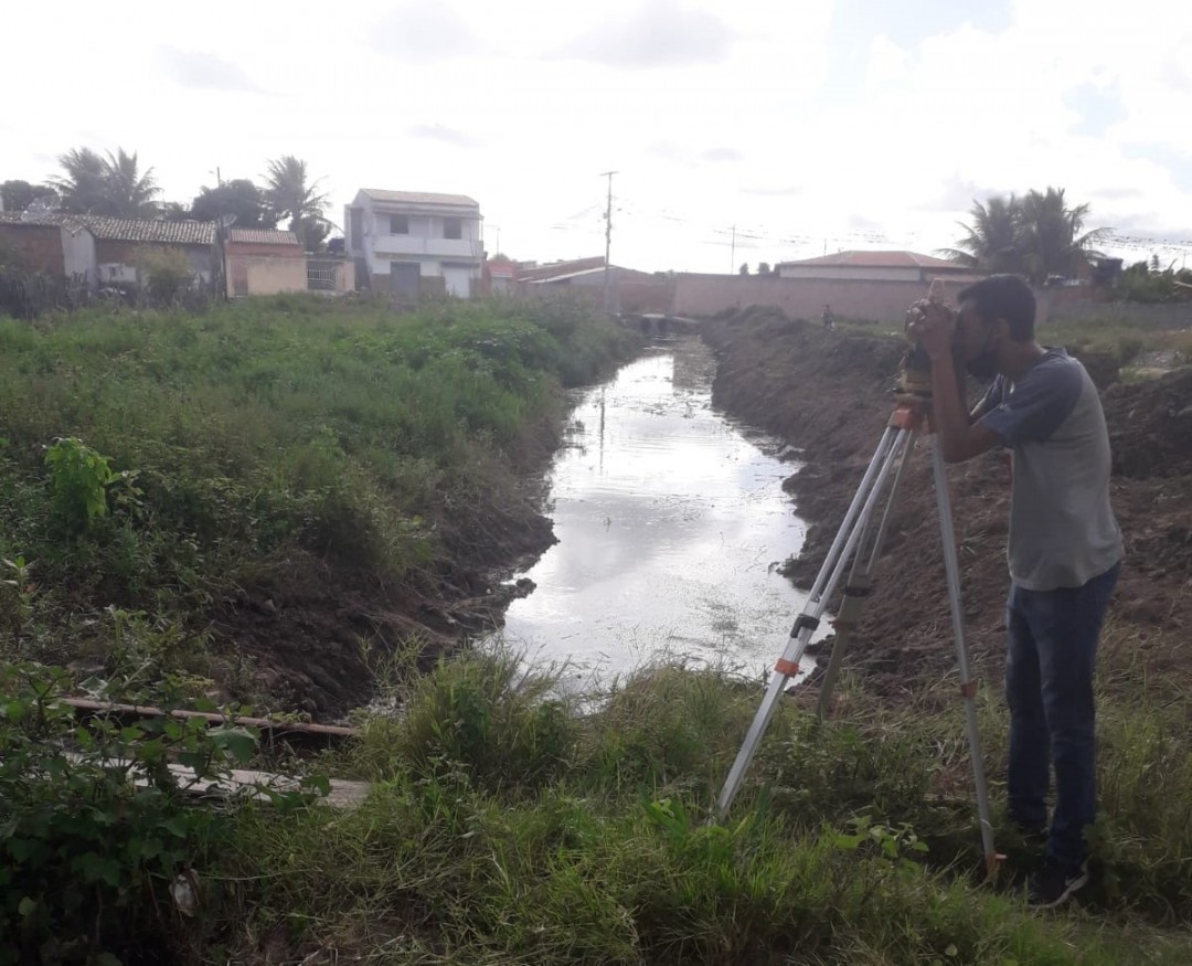 Secretaria de Obras inicia estudo topográfico para acabar com esgoto a céu aberto na Rua da Laranjeira