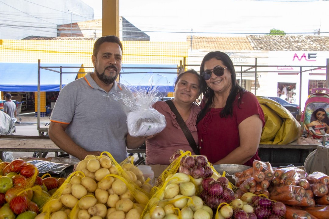 Secretaria Municipal de Administração realiza entrega de  67 kits de trabalho para feirantes da sede de Jaguarari