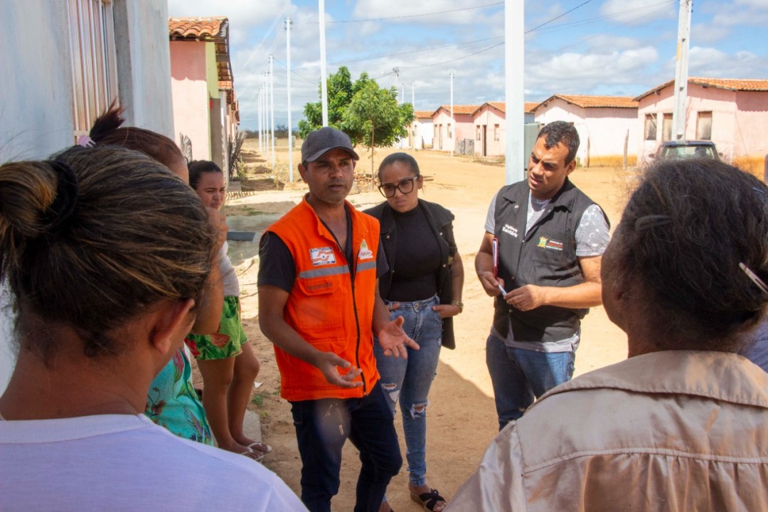 Defesa Civil e Vigilância Sanitária vistoriam cisternas da Operação Carro-Pipa em Flamengo e orientam moradores responsáveis pela manutenção