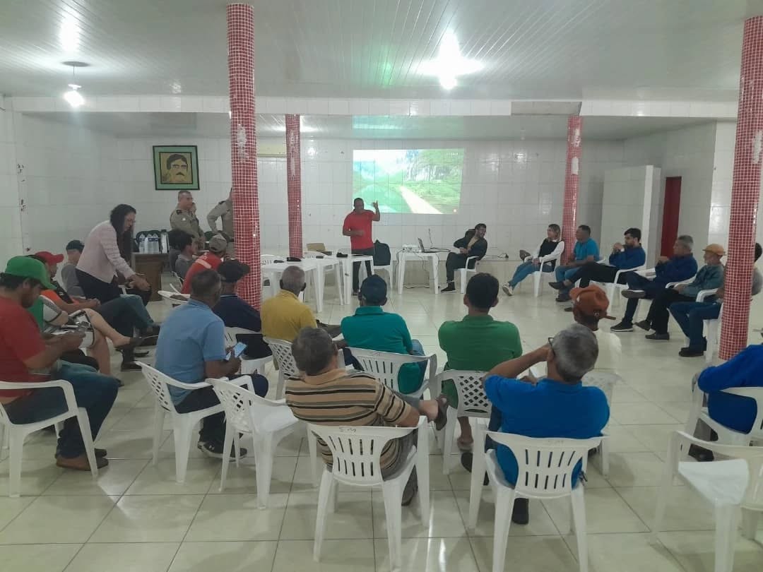 Animais soltos em vias públicas foi tema de reunião entre Poder Público, PM e criadores no distrito de Pilar